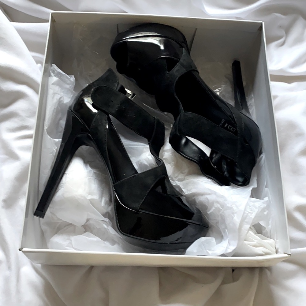 Bakers Neverworn 8.5 Black buckled pumps